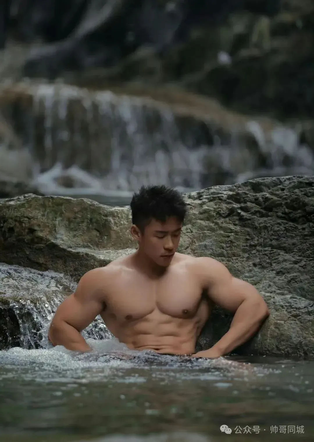 183cm 体育生猛男野外游泳