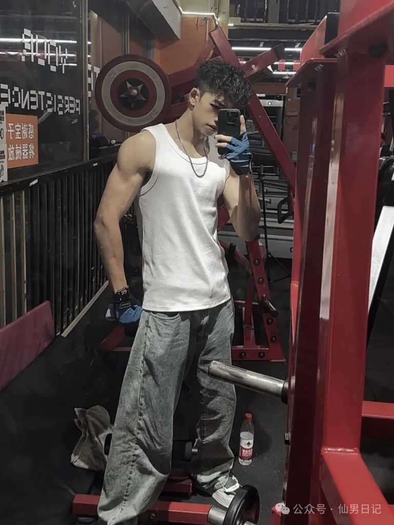 时隔两年，这个 188cm 体育生男大回来了……