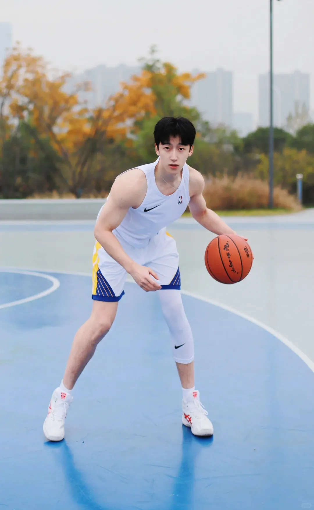 篮球场上的斯文大长腿男孩，阳光活力征服球场！