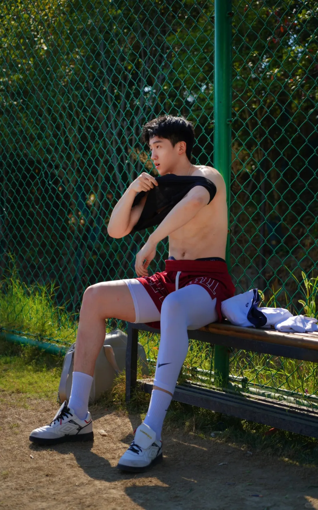 篮球场上的斯文大长腿男孩，阳光活力征服球场！