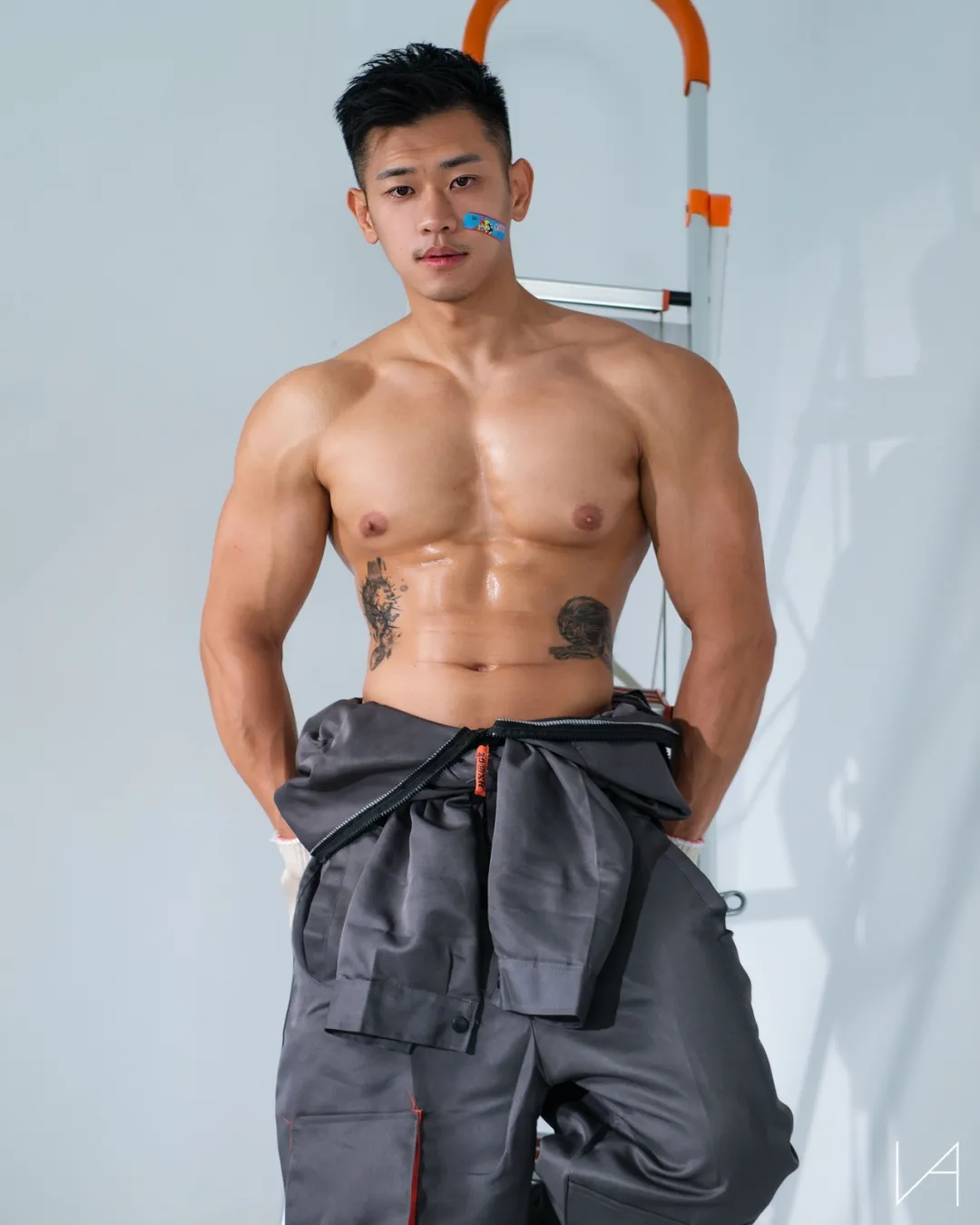 肌肉小哥爆火！这腱子肉顶奶挑战，硬核实力秀肌惊艳全场