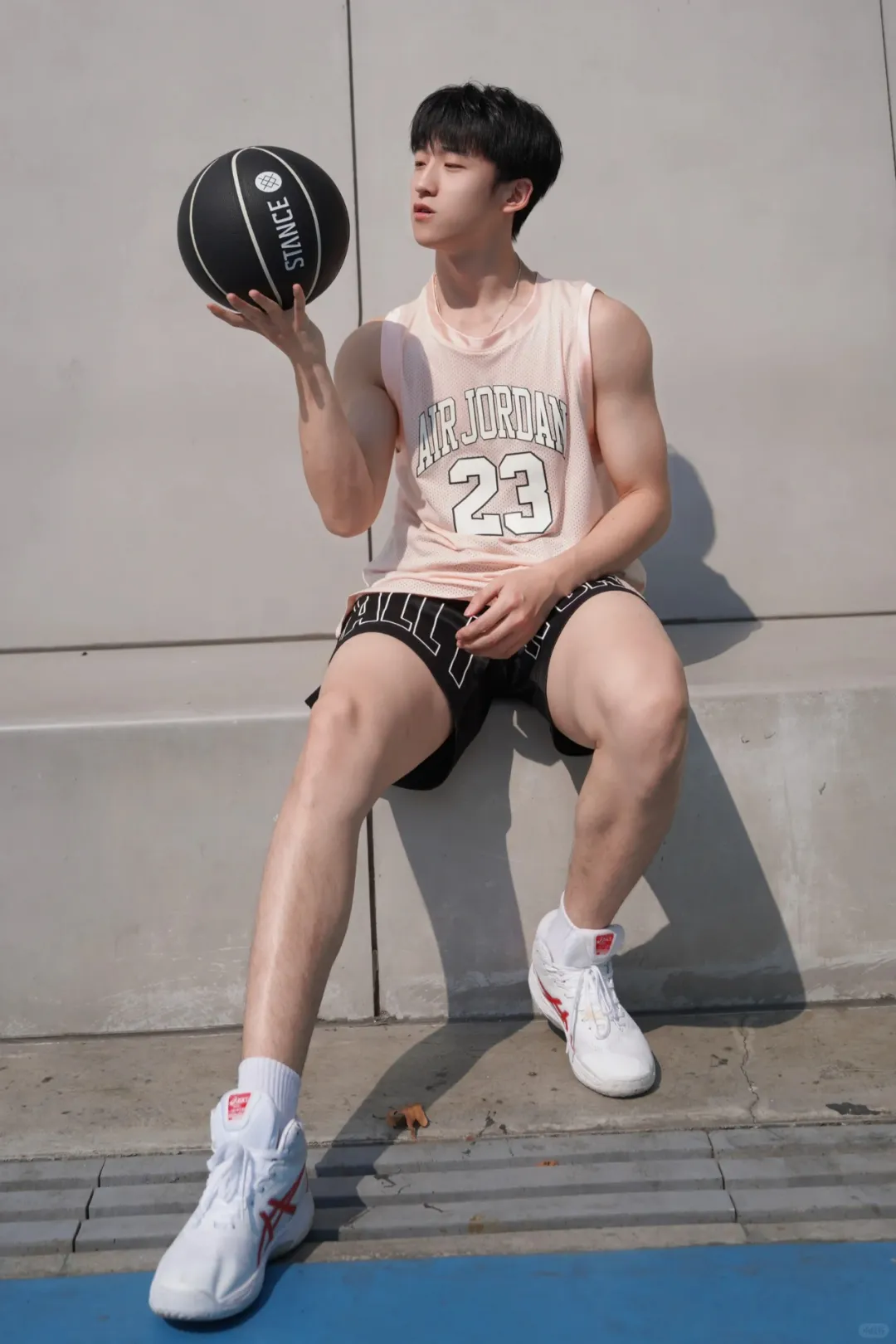 篮球场上的斯文大长腿男孩，阳光活力征服球场！