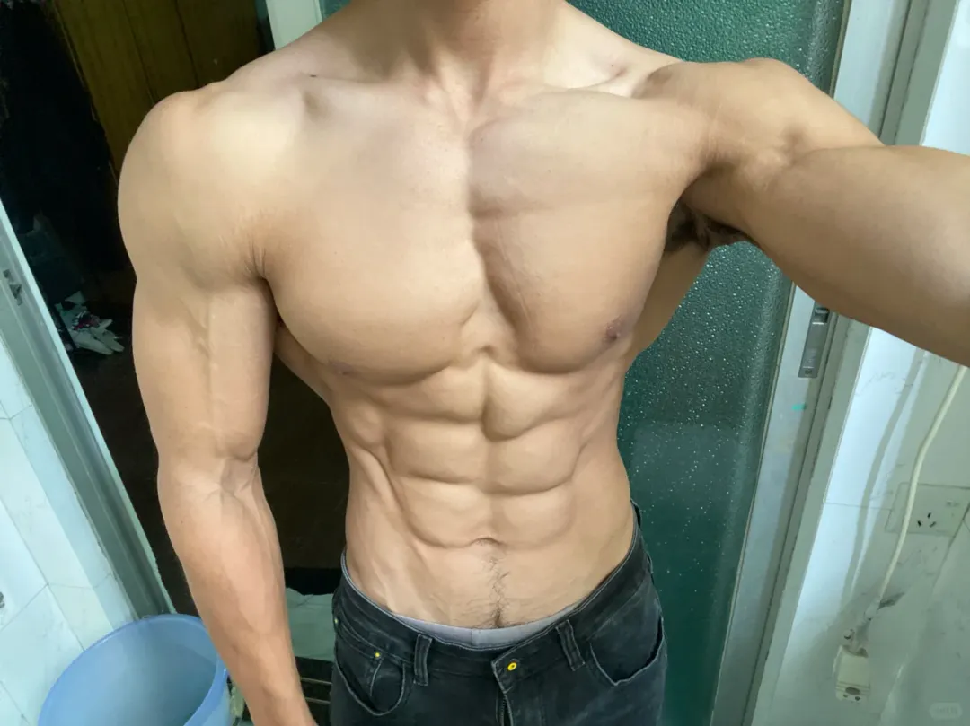 肌肉维度震撼全场，健体冠军小哥哥漫画般的肌肉！