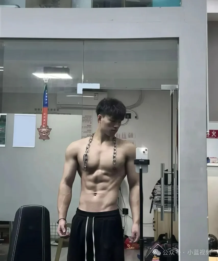 满活力 19，鲨鱼线腹肌田径运动员！