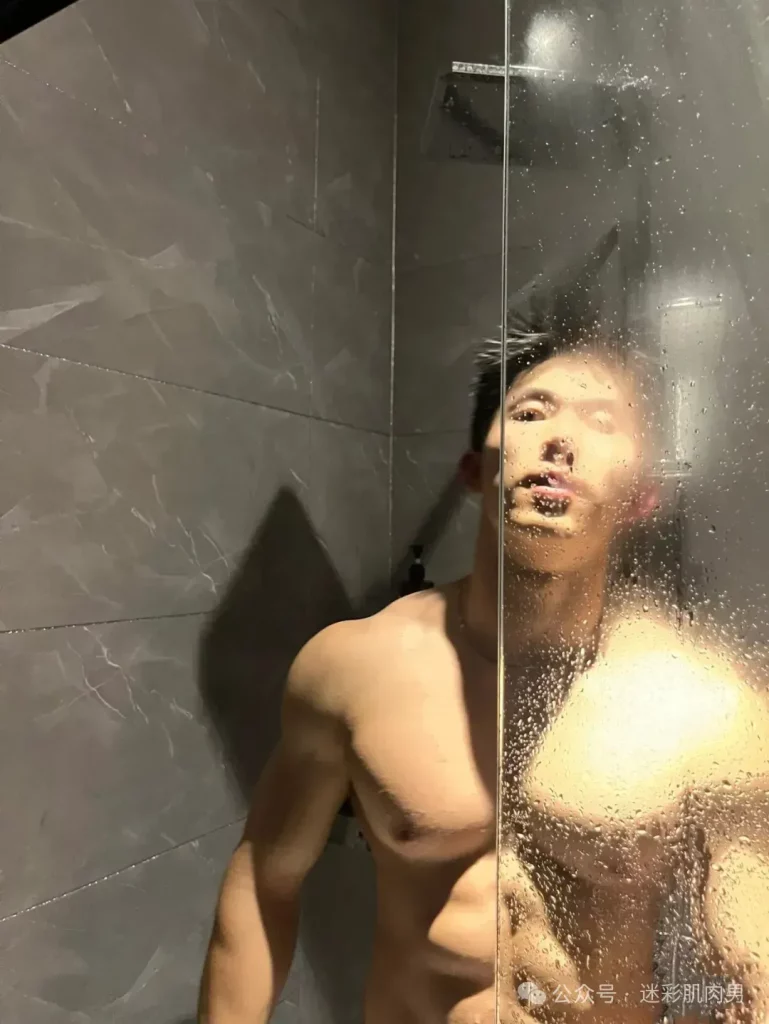 健身房脱衣的运动男，洗澡样子让人爱！