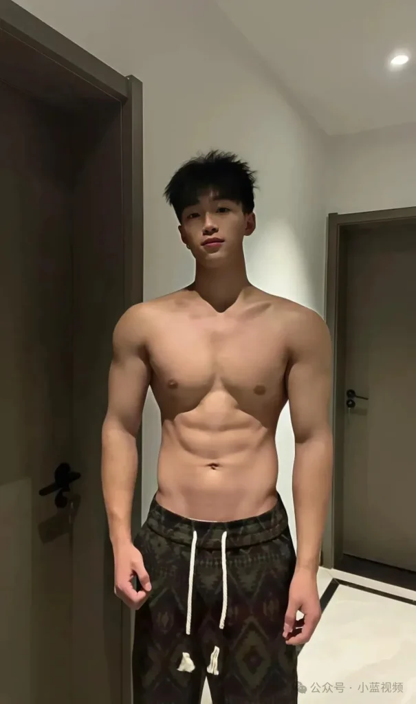 满活力 19，鲨鱼线腹肌田径运动员！