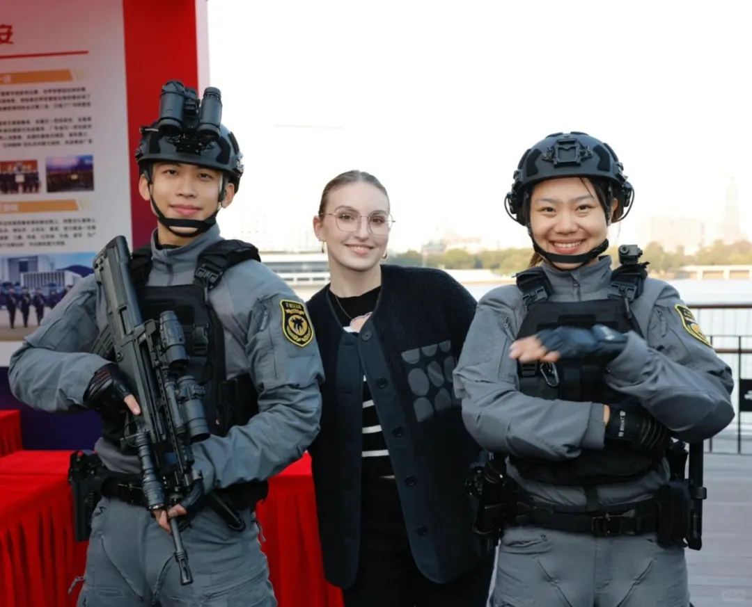 广州荔湾特警小哥火了！这也太太太帅了吧！