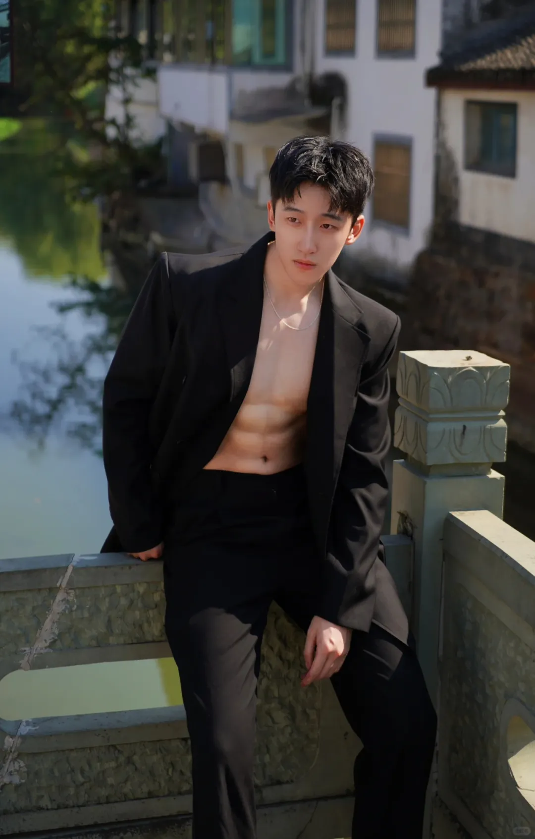 篮球场上的斯文大长腿男孩，阳光活力征服球场！