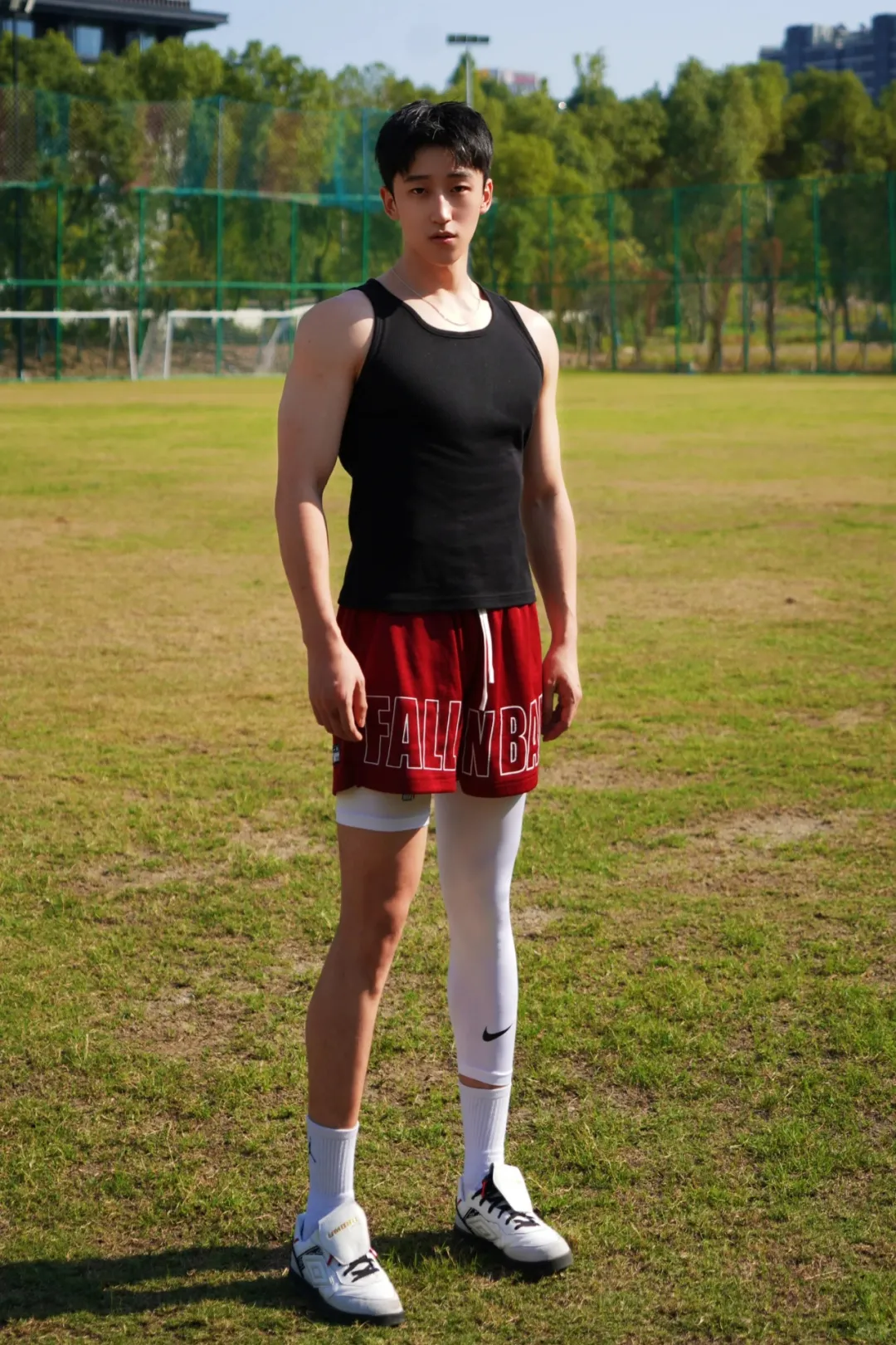 篮球场上的斯文大长腿男孩，阳光活力征服球场！