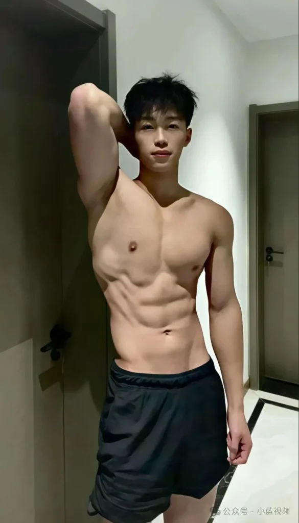 满活力 19，鲨鱼线腹肌田径运动员！