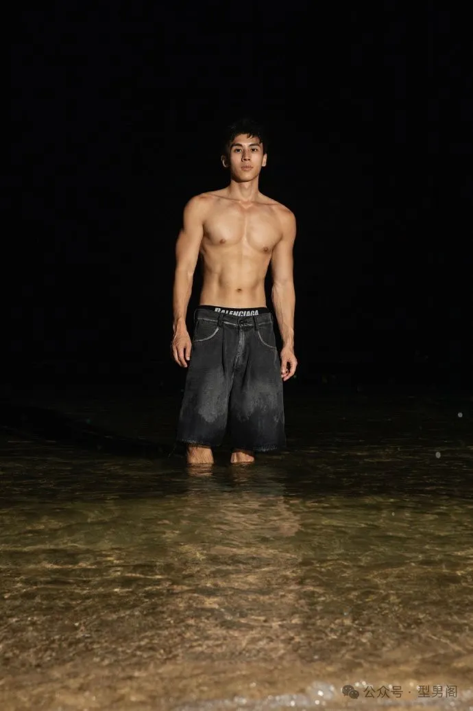 黑皮、薄肌、长腿，小狼狗这身材太馋人了