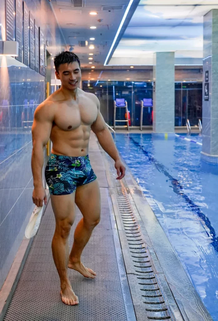 黑皮大胸肌粗腿消防员吃完香蕉花裤衩泳池畅游