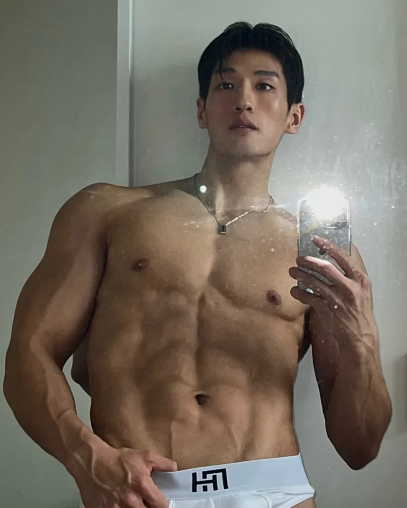 黑皮健身大神亮色泳裤海滩秀肌肉，身材太撩了！