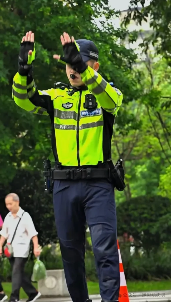 陈 sir 穿修身裤视频实力掩盖不住，竟还是寸头兵哥！