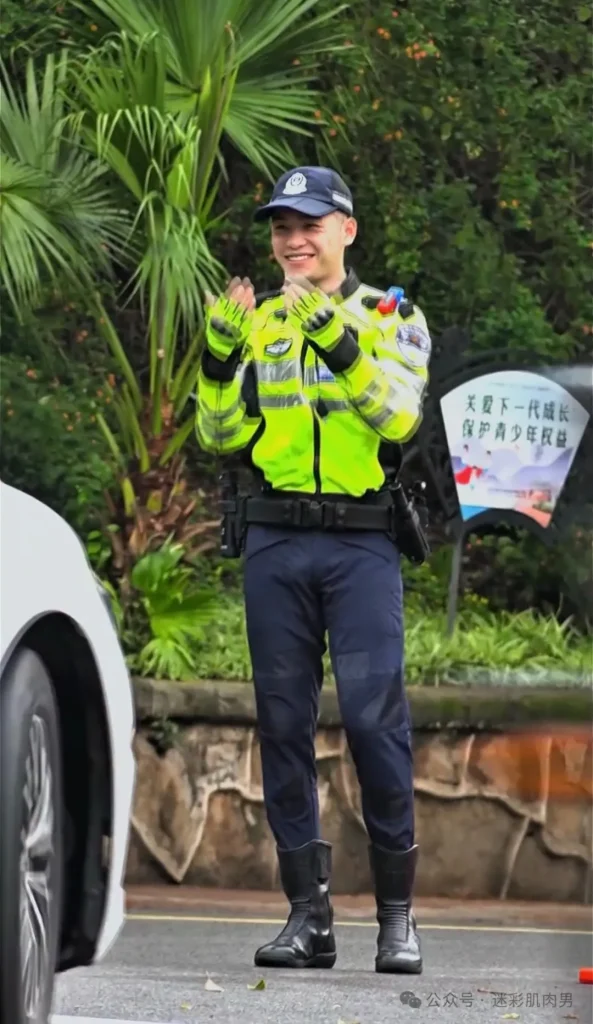陈 sir 穿修身裤视频实力掩盖不住，竟还是寸头兵哥！
