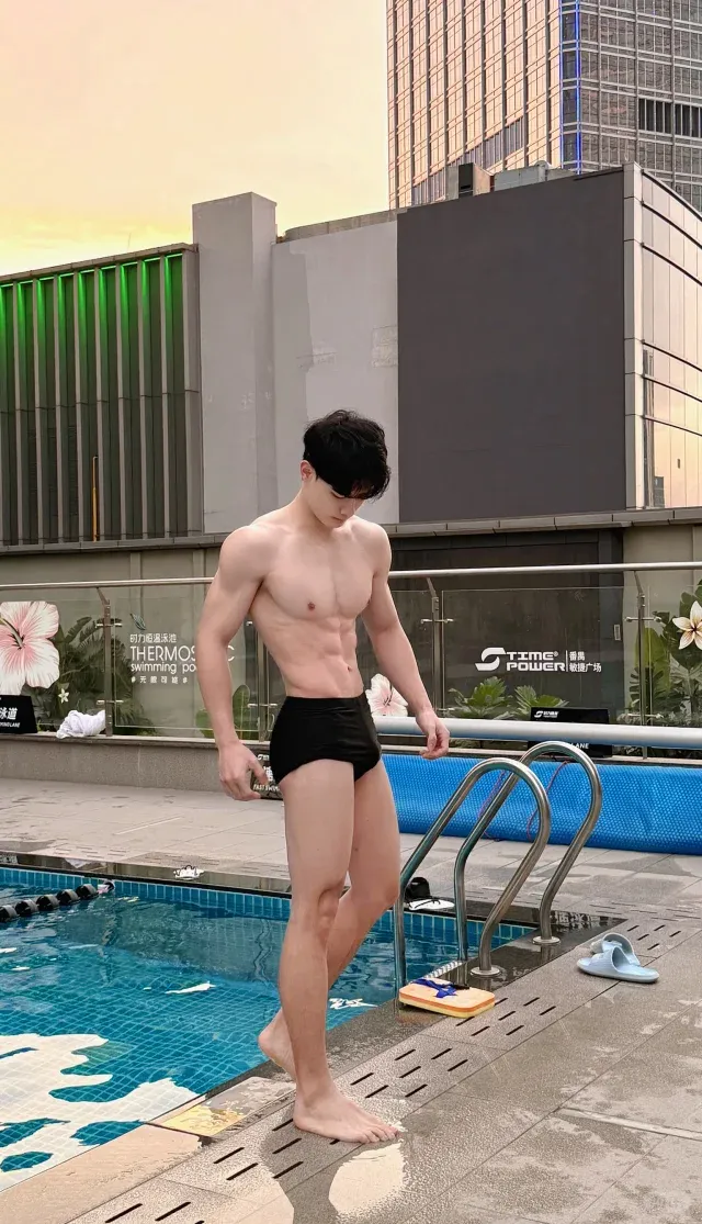 白皮腹肌游泳圣体，这才是过年该看的！