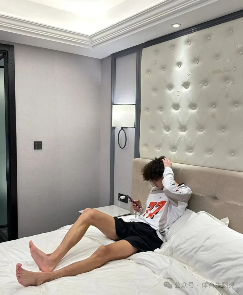 188 男大黑皮白袜体育生，拍照姿势太诱惑.......