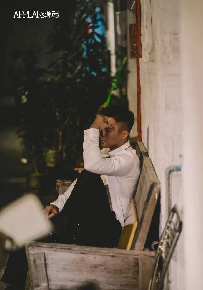 深夜街上正装男撩衣样子被他吸引，又可以啦