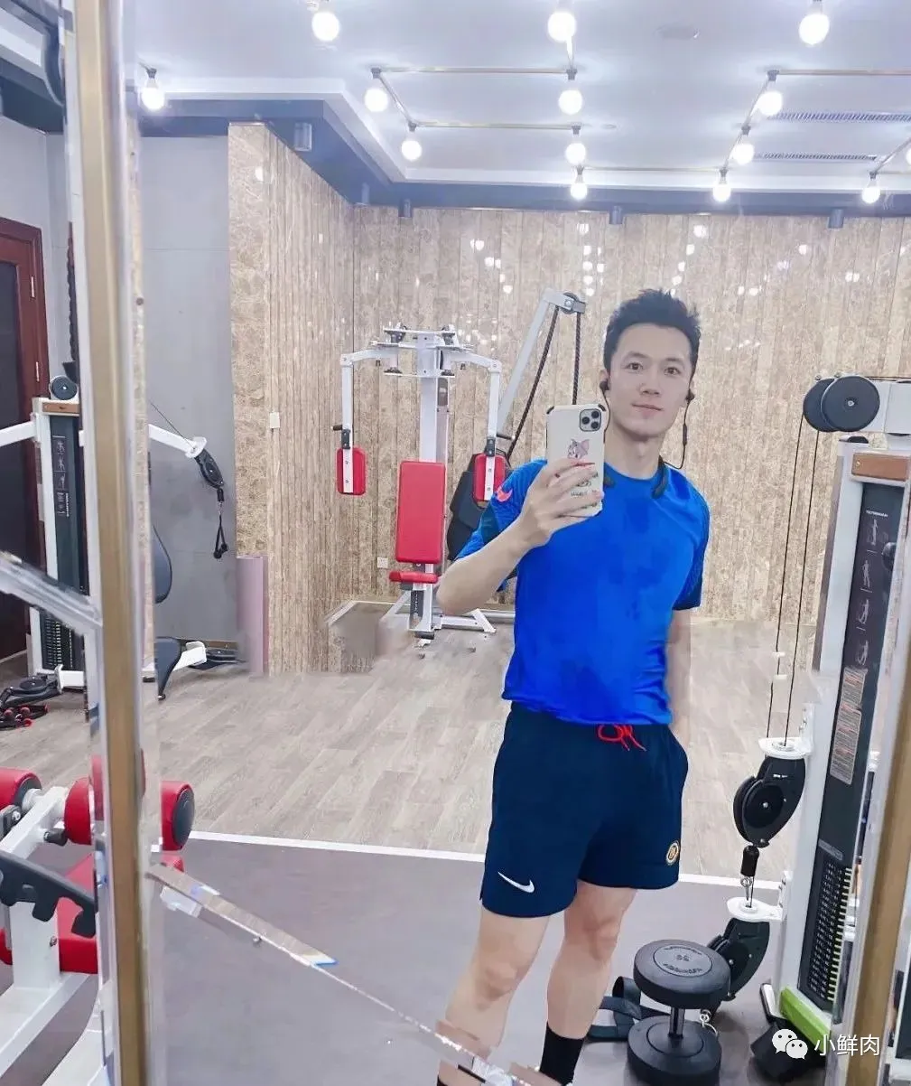 春晚正装男主持长太帅又火了！他今年 38 岁了，你敢信吗？