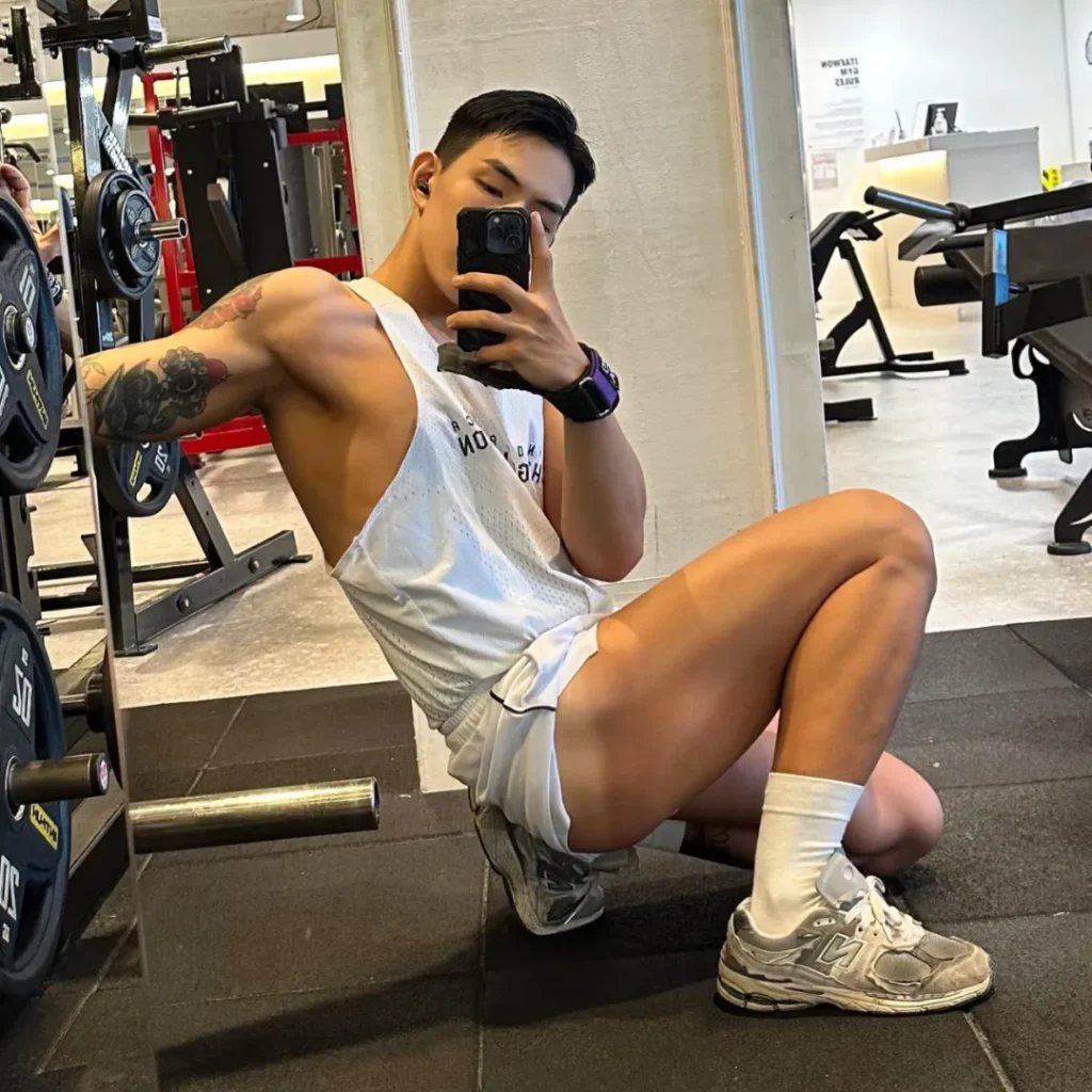 黑皮迷彩肌肉男下海拍大片！这兵哥长腿硬照撩翻全网！