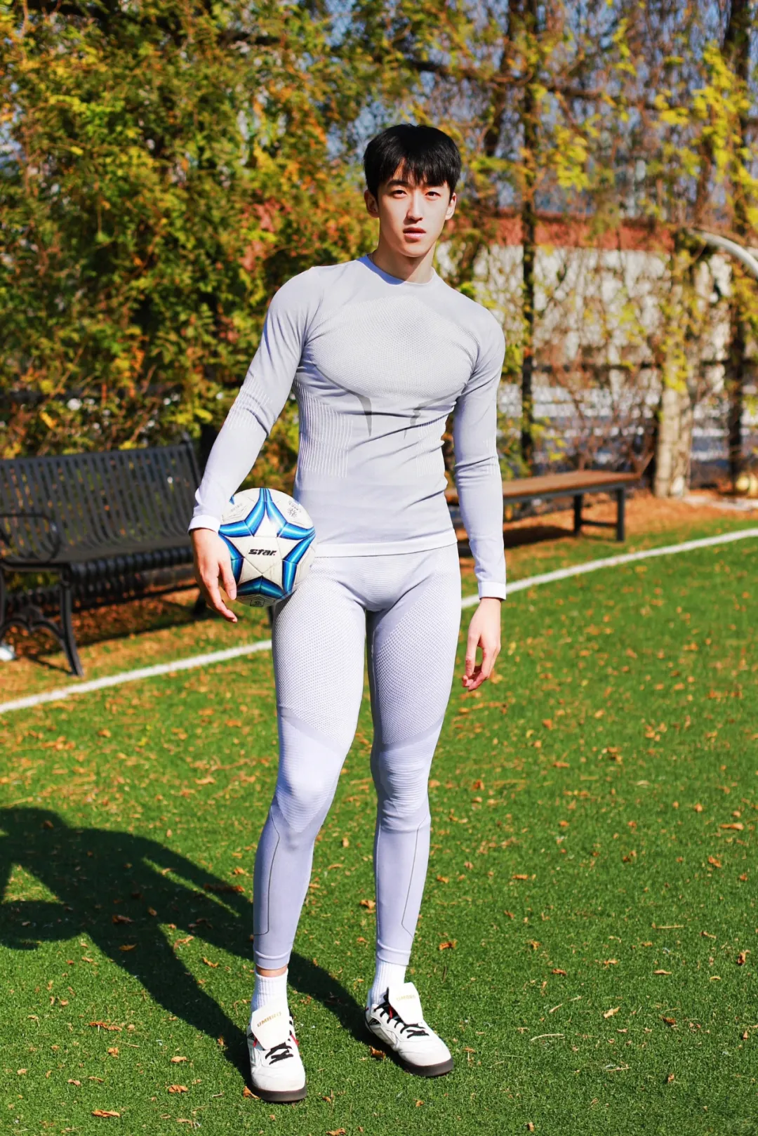 篮球场上的斯文大长腿男孩，阳光活力征服球场！
