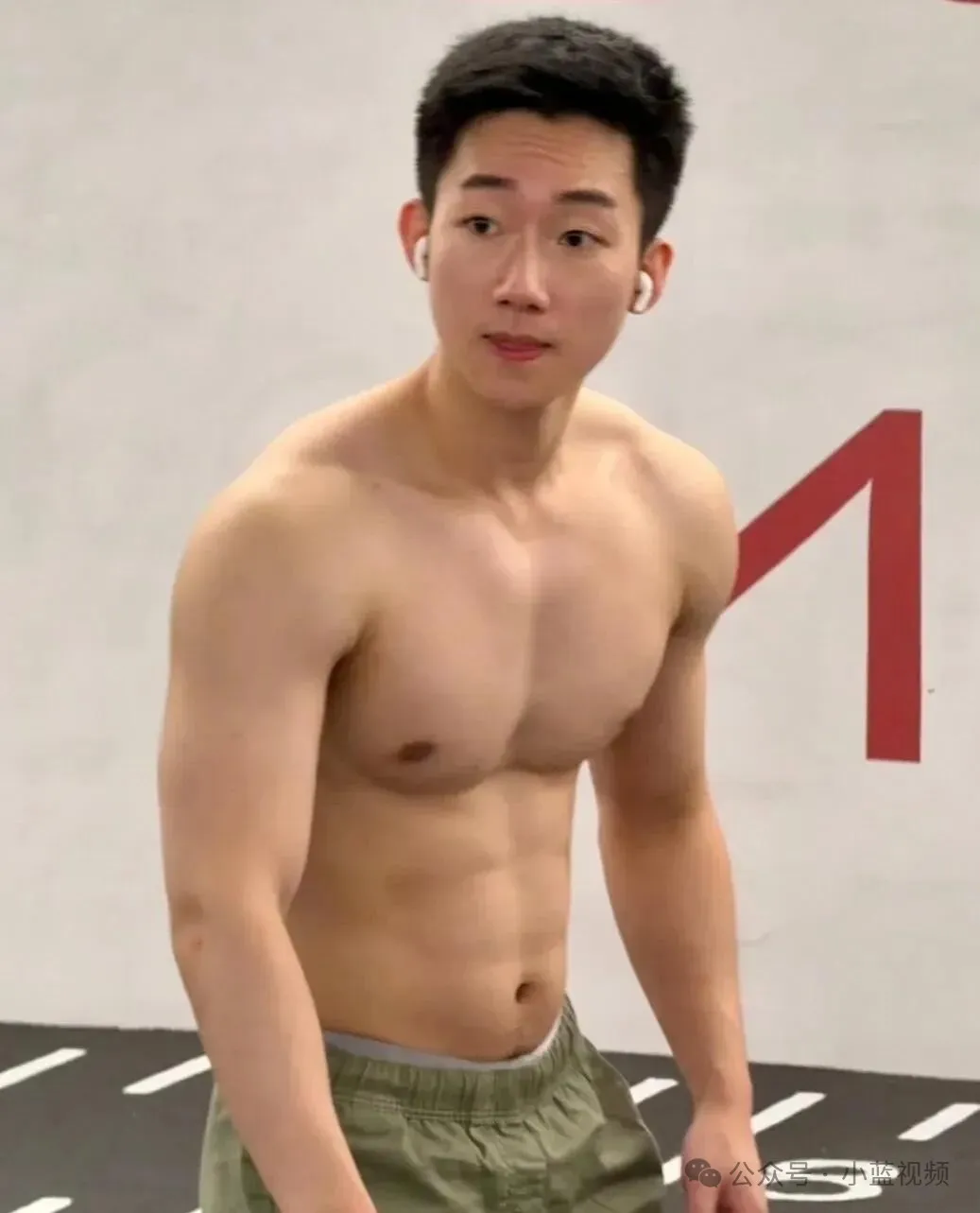 02 年退役兵哥哥，阳光型男颜值身材双在线！