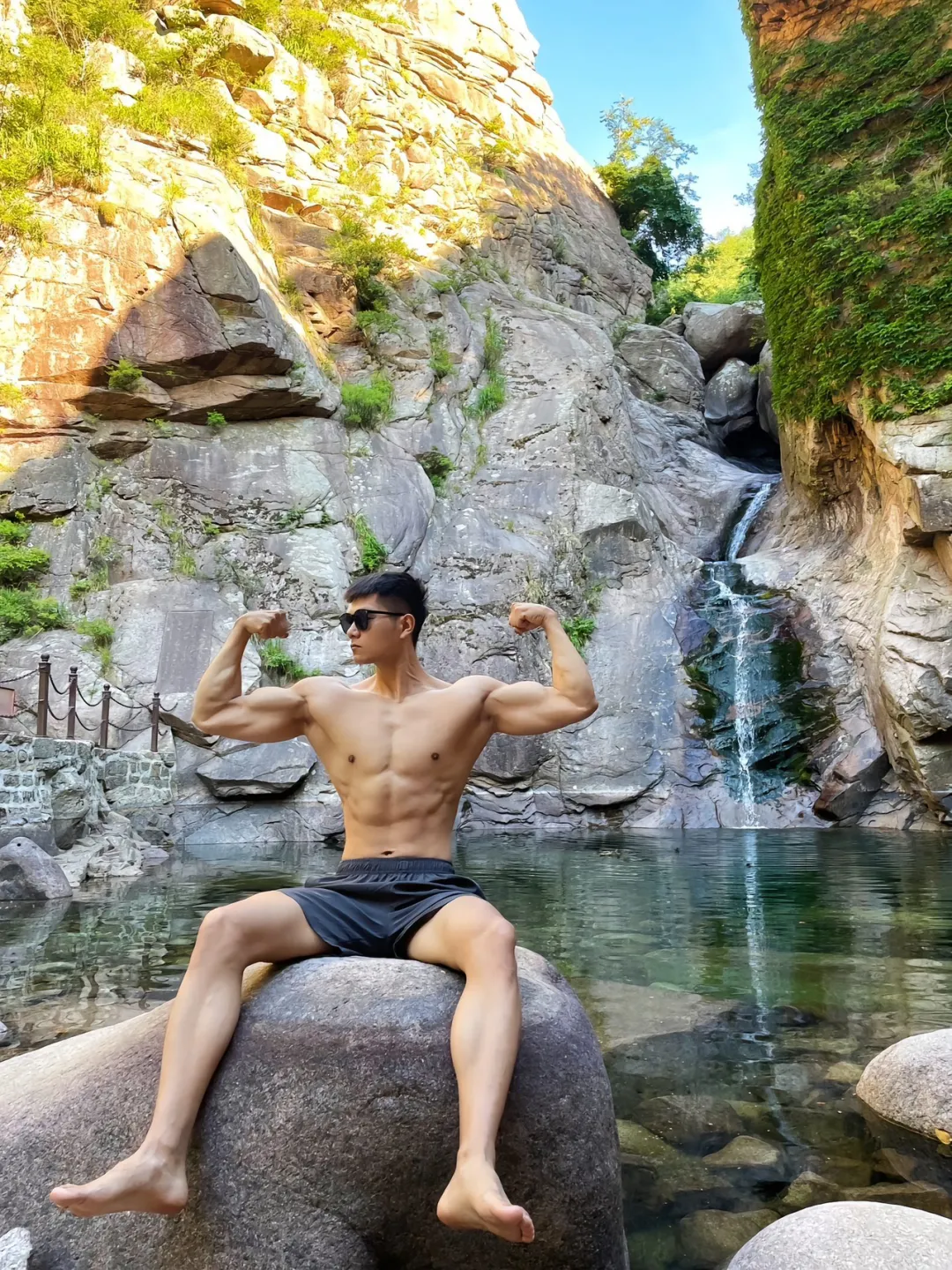 胸肌和腹肌都好看 爱穿半包臀内裤拍照