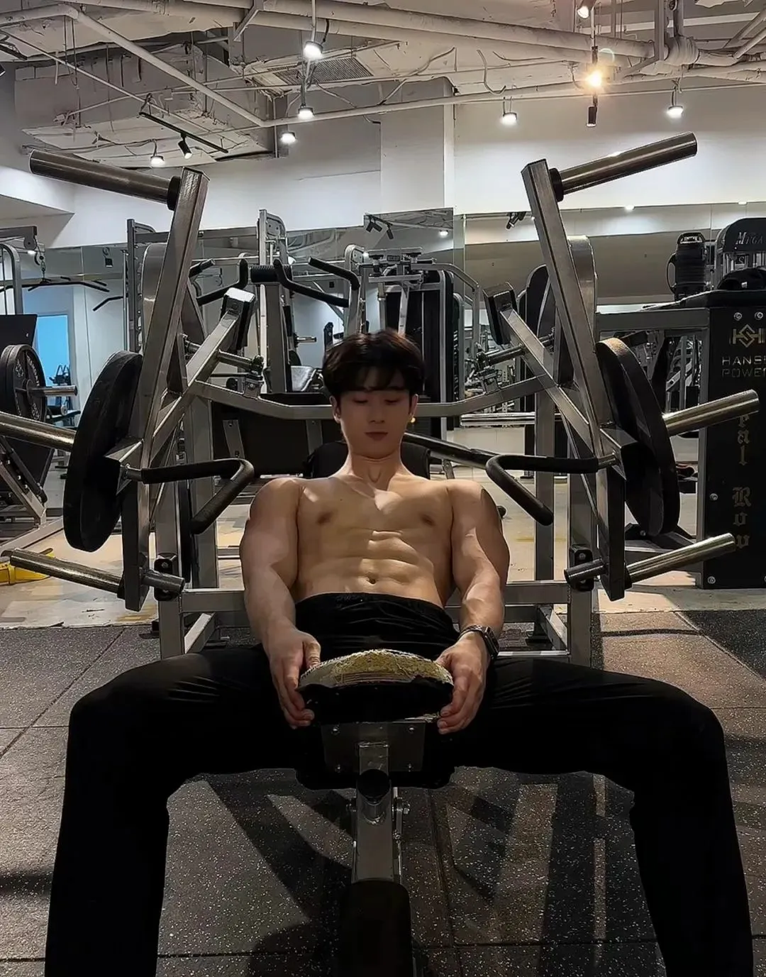 辽宁鲨鱼腹肌奶凶奶凶阳光健身大男孩！