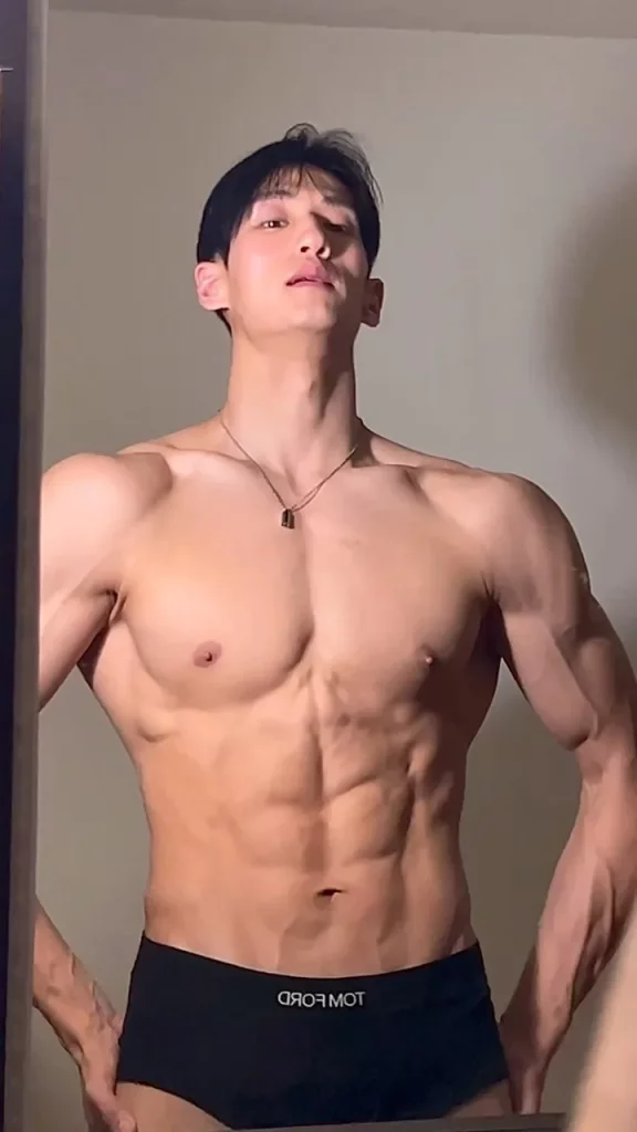黑皮健身大神亮色泳裤海滩秀肌肉，身材太撩了！