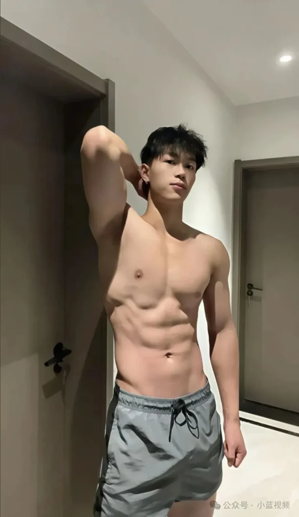 满活力 19，鲨鱼线腹肌田径运动员！