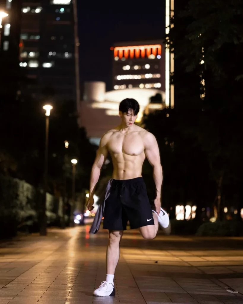 T 字裤走秀到赤膊夜跑，健身男模实力在线炸裂