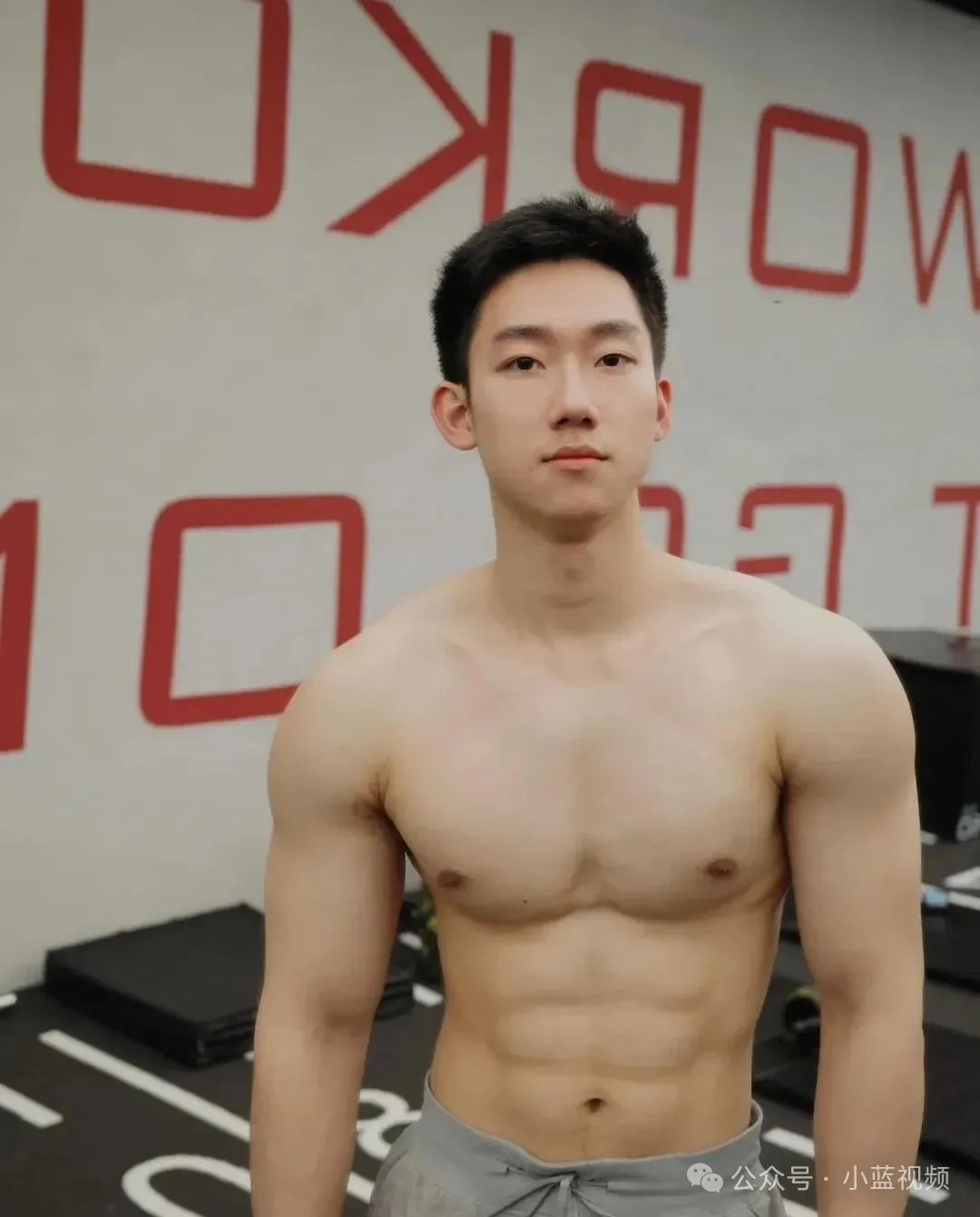 02 年退役兵哥哥，阳光型男颜值身材双在线！