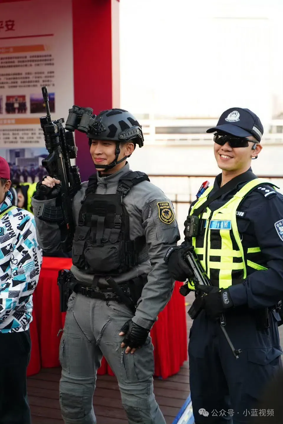 广州神仙颜值特警小哥，笑容太帅了！