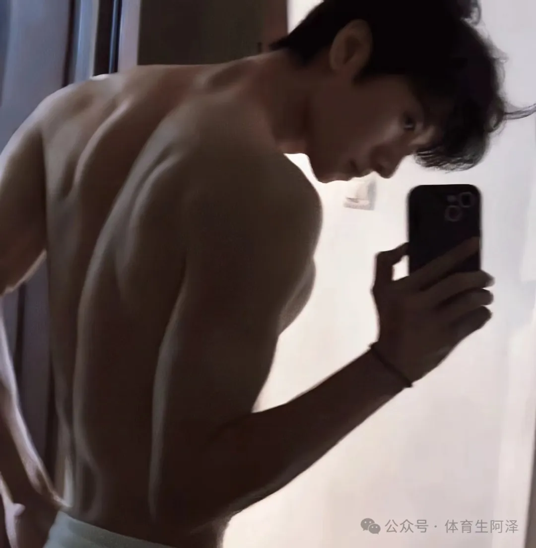 195 宽肩窄腰体育生男大，硕大胸肌好粉嫩，别太诱惑......