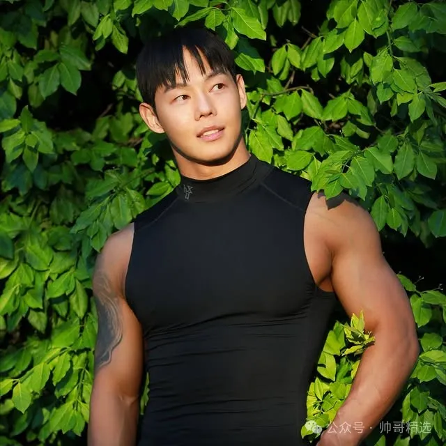 只着丁字裤黑皮肌肉男生 私密大超过写真全曝光