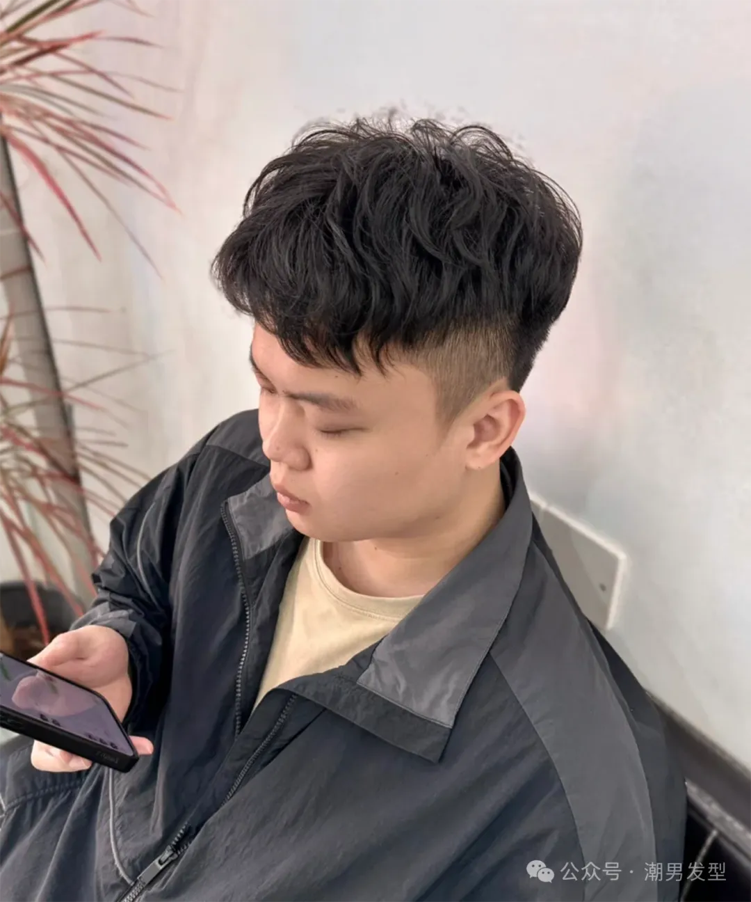 男生“两边掏空”发型利落帅气，试试这 3 款，时尚减龄又超有型！