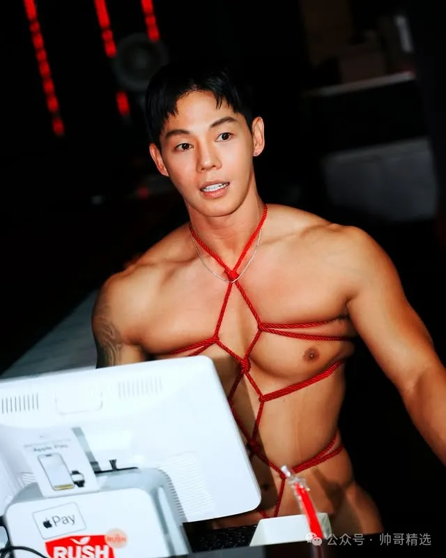 只着丁字裤黑皮肌肉男生 私密大超过写真全曝光
