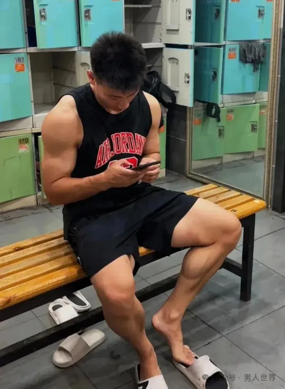 男大，太粗壮了！师大黑皮体育生