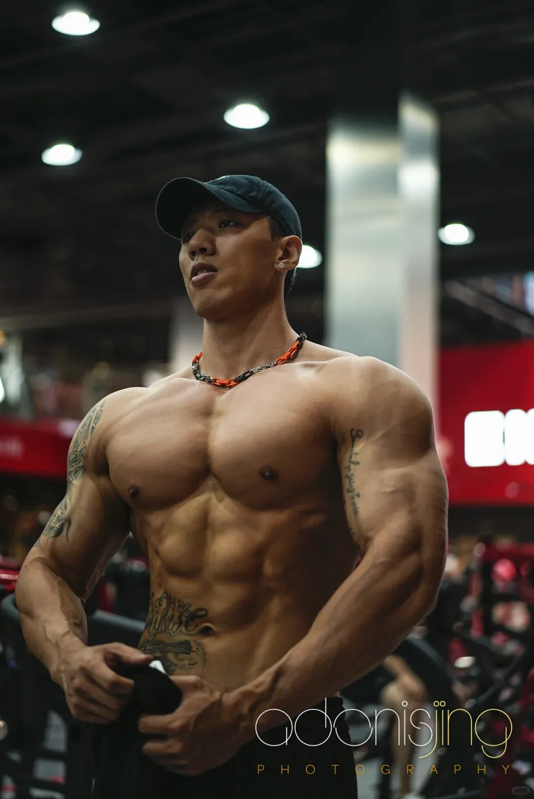 刘京镜头下的阳刚脂包肌：这位肌肉小哥哥如何打造完美身材
