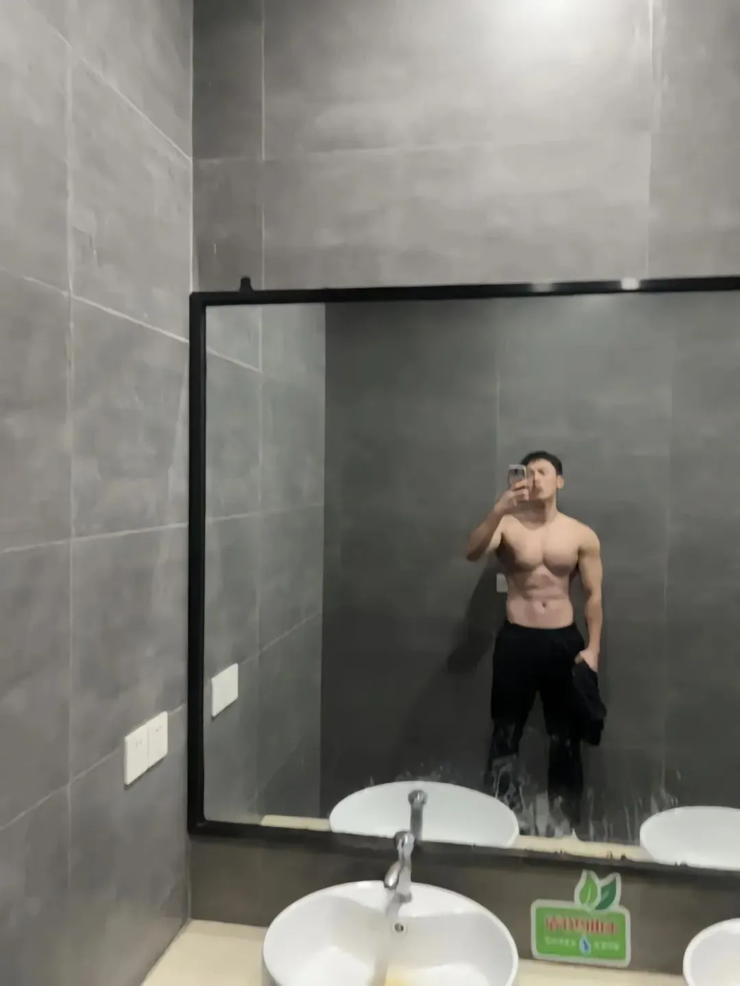 05 后的弟弟长这样了，穿灰裤子还这么好看