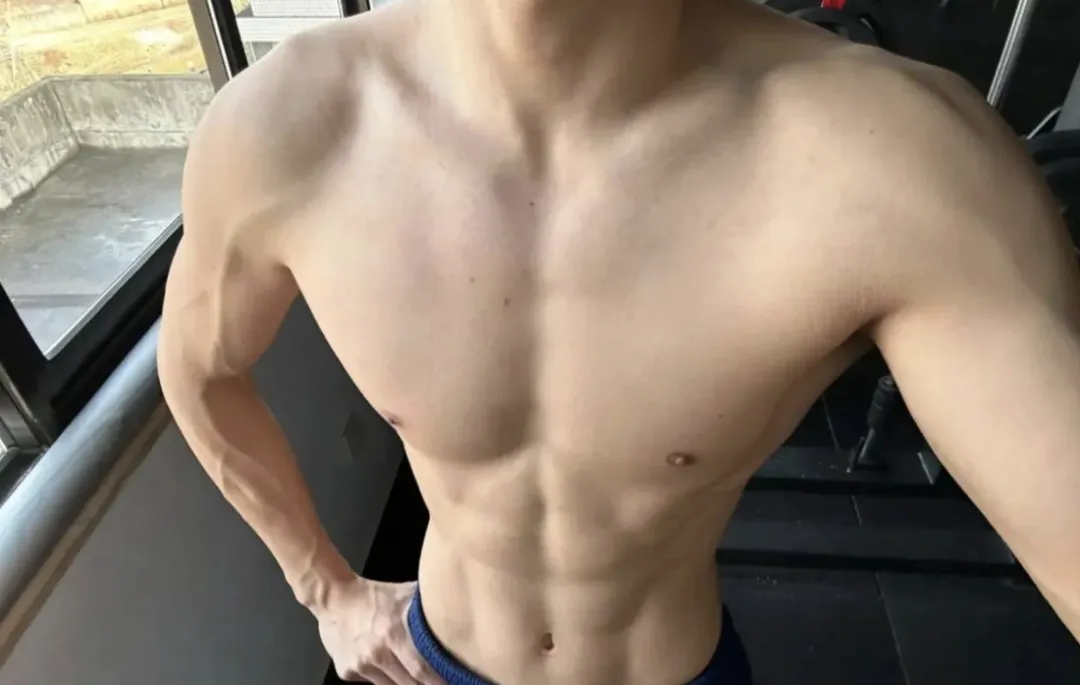 床上躺了累着的消防小哥怎么办？长腿身材真是绝了！