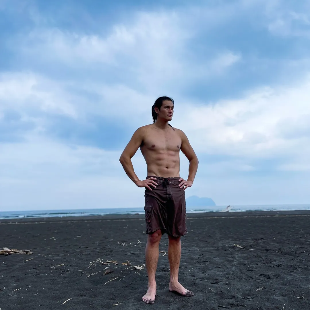 轻艇选手，野性长发完美搭配巧克力腹肌，这腱子肉满溢划艇