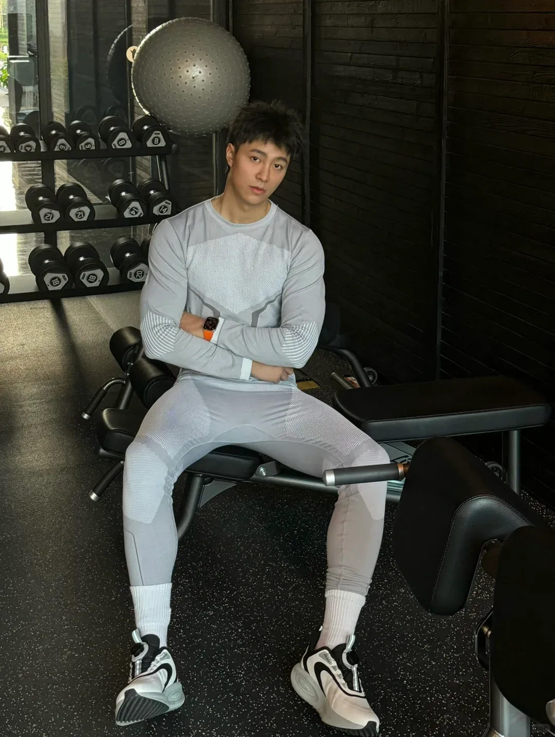 冬天别偷懒！185cm 白袜男邀你寒冬坚持健身