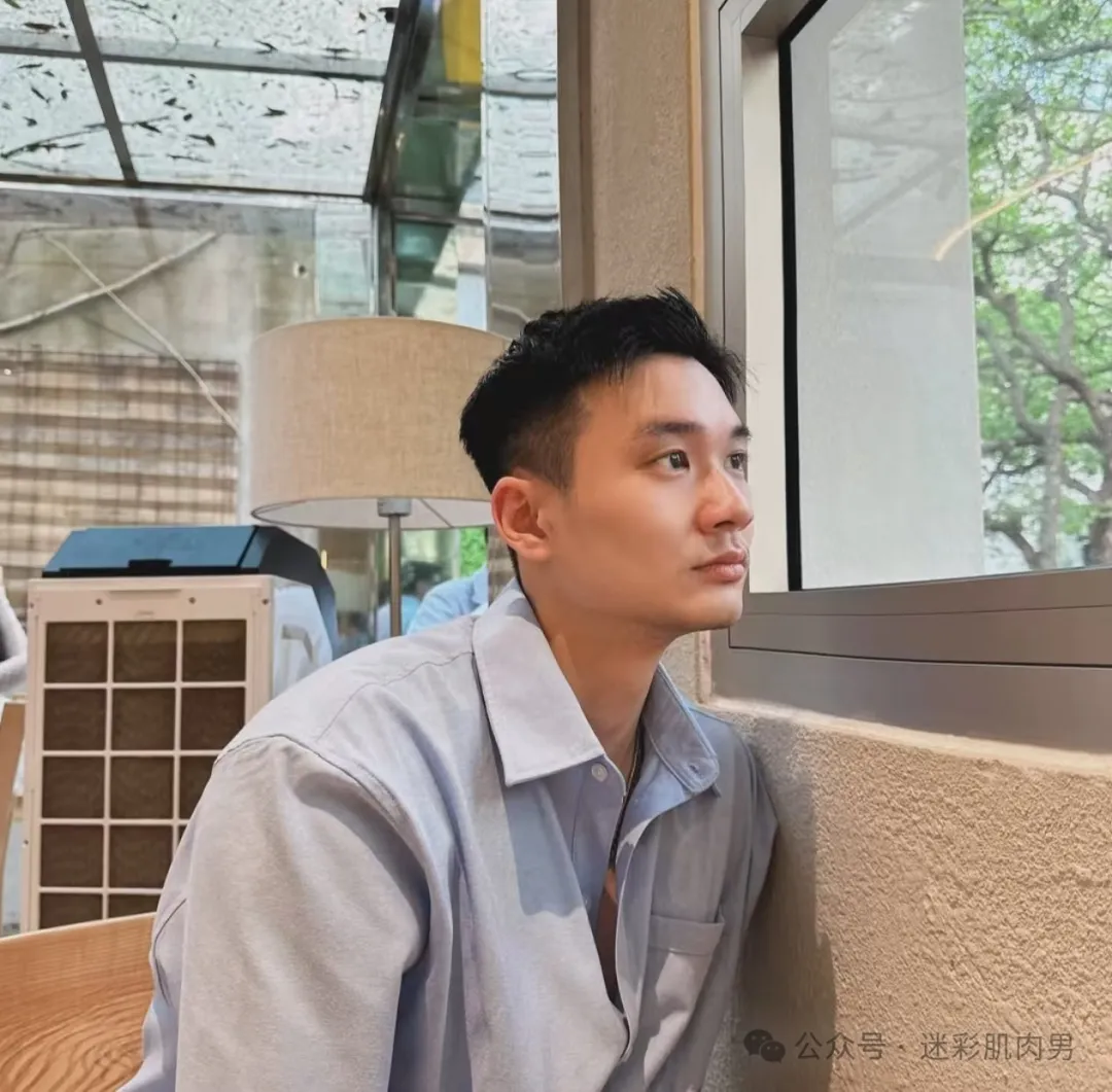 181CM 空少为吸引穿内裤拍大片？大鼻子也太撩了！