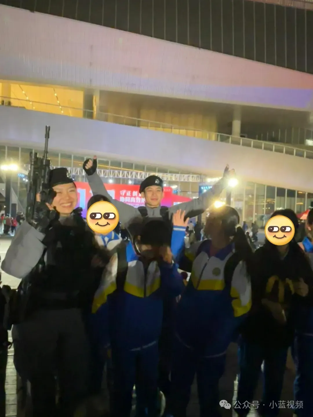广州神仙颜值特警小哥，笑容太帅了！