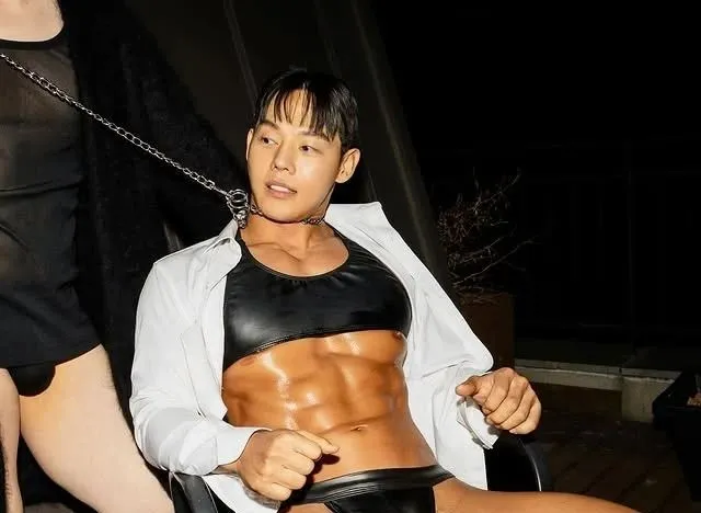 只着丁字裤黑皮肌肉男生 私密大超过写真全曝光