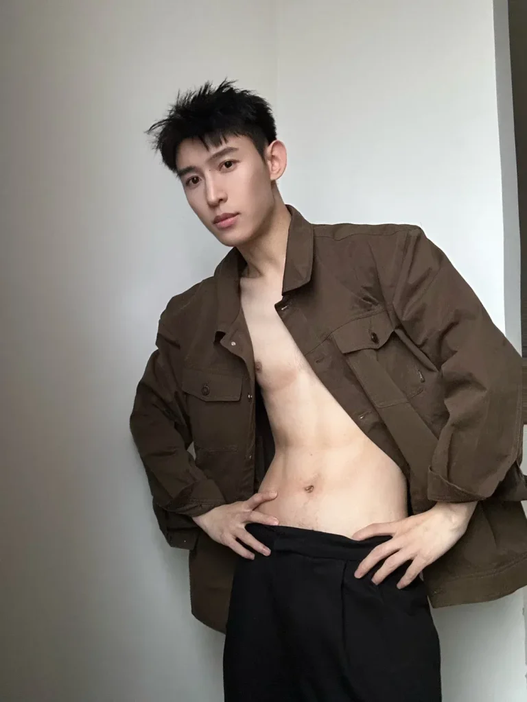 纤瘦模特，正装多变造型