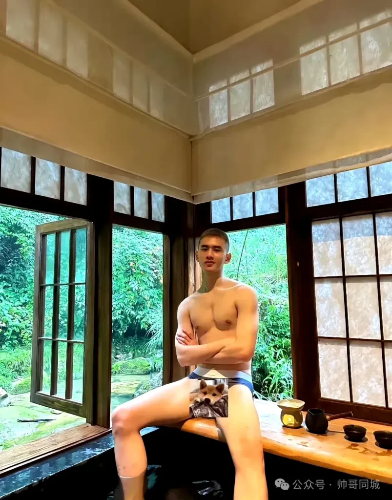 海边阳光帅气肌肉男散发荷尔蒙！