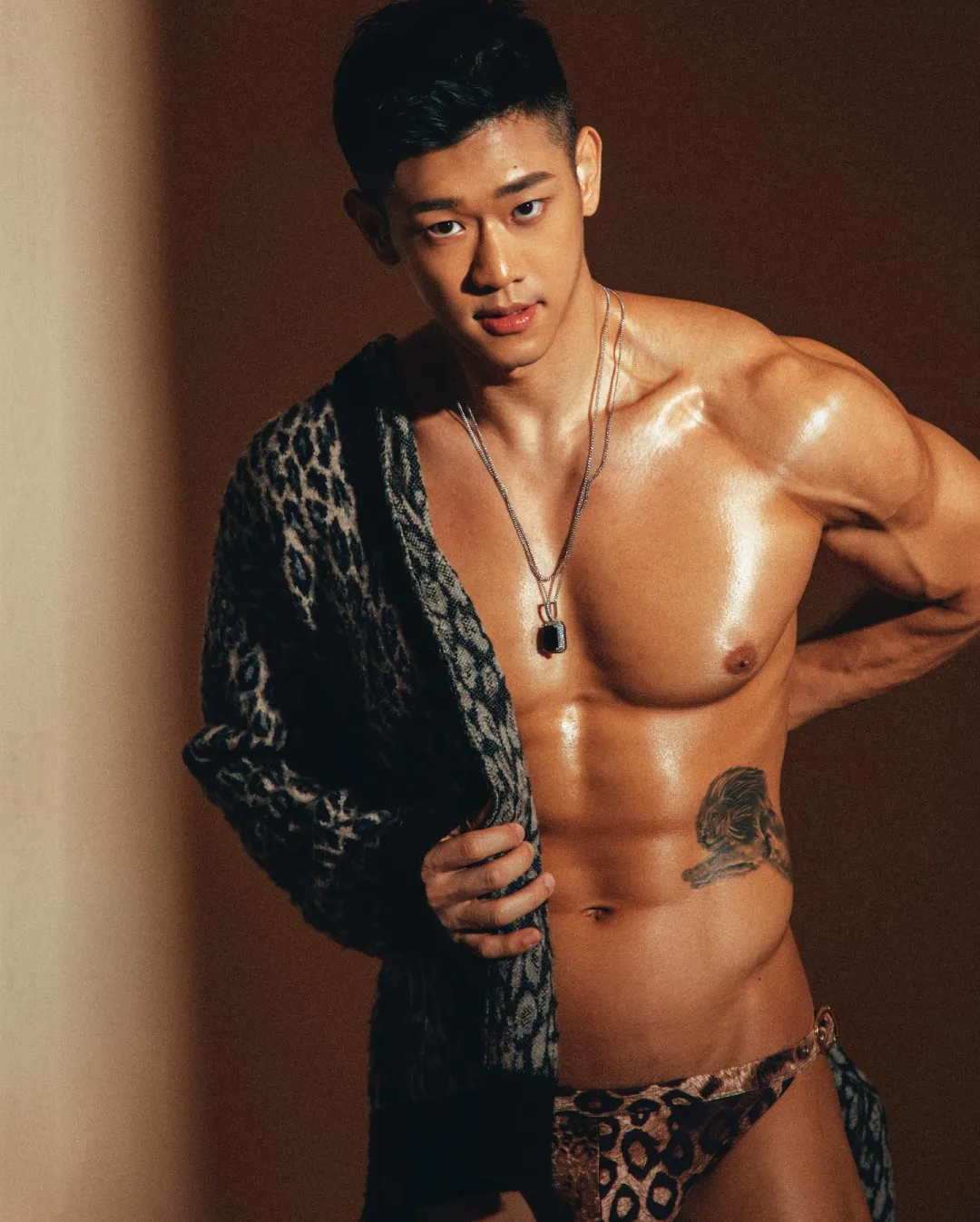 肌肉小哥爆火！这腱子肉顶奶挑战，硬核实力秀肌惊艳全场