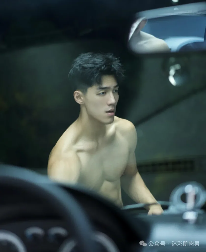 打篮球脱衣的运动男鼻子太顶了？粗壮大长腿实力强！
